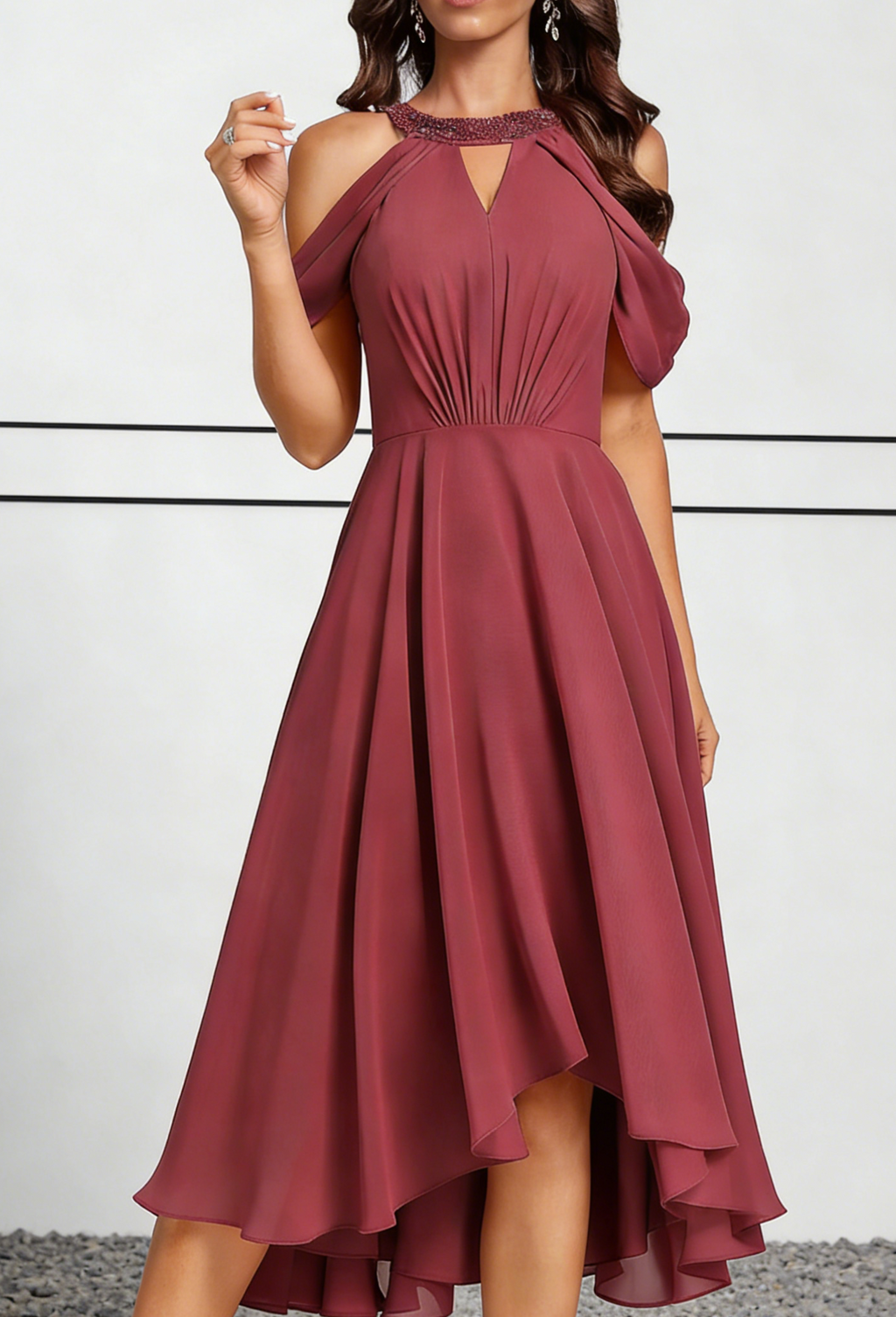 Abito midi bordeaux in chiffon con spalle scoperte, collo all'americana con perline e orlo asimmetrico