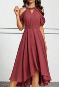 Abito midi bordeaux in chiffon con spalle scoperte, collo all'americana con perline e orlo asimmetrico