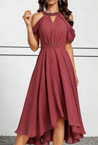 Abito midi bordeaux in chiffon con spalle scoperte, collo all'americana con perline e orlo asimmetrico