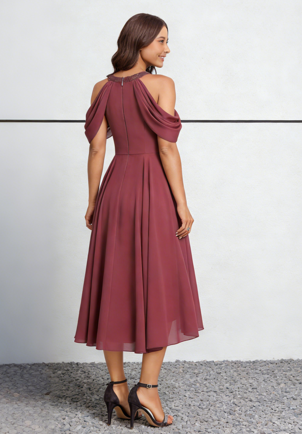 Abito midi bordeaux in chiffon con spalle scoperte, collo all'americana con perline e orlo asimmetrico
