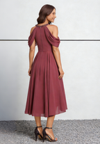 Abito midi bordeaux in chiffon con spalle scoperte, collo all'americana con perline e orlo asimmetrico