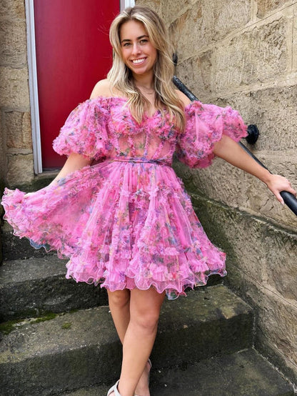 Vestido de fiesta con estampado floral y hombros descubiertos