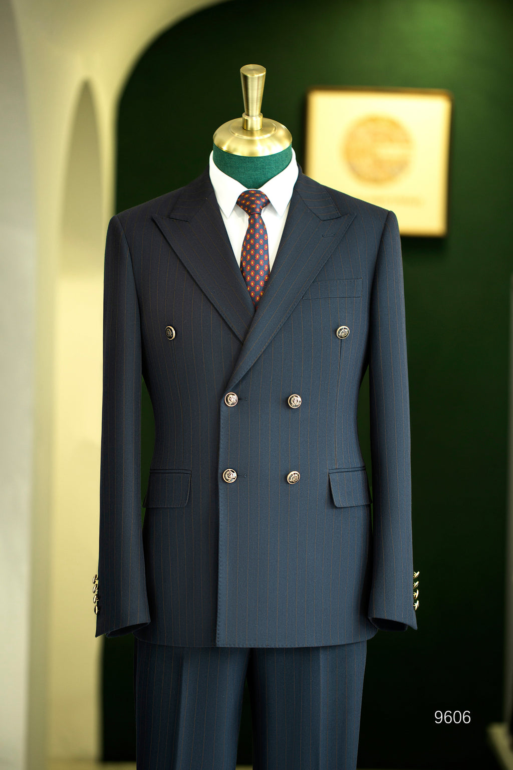 Traje de lana con raya diplomática azul marino de doble botonadura, confeccionado para novios formales y negocios