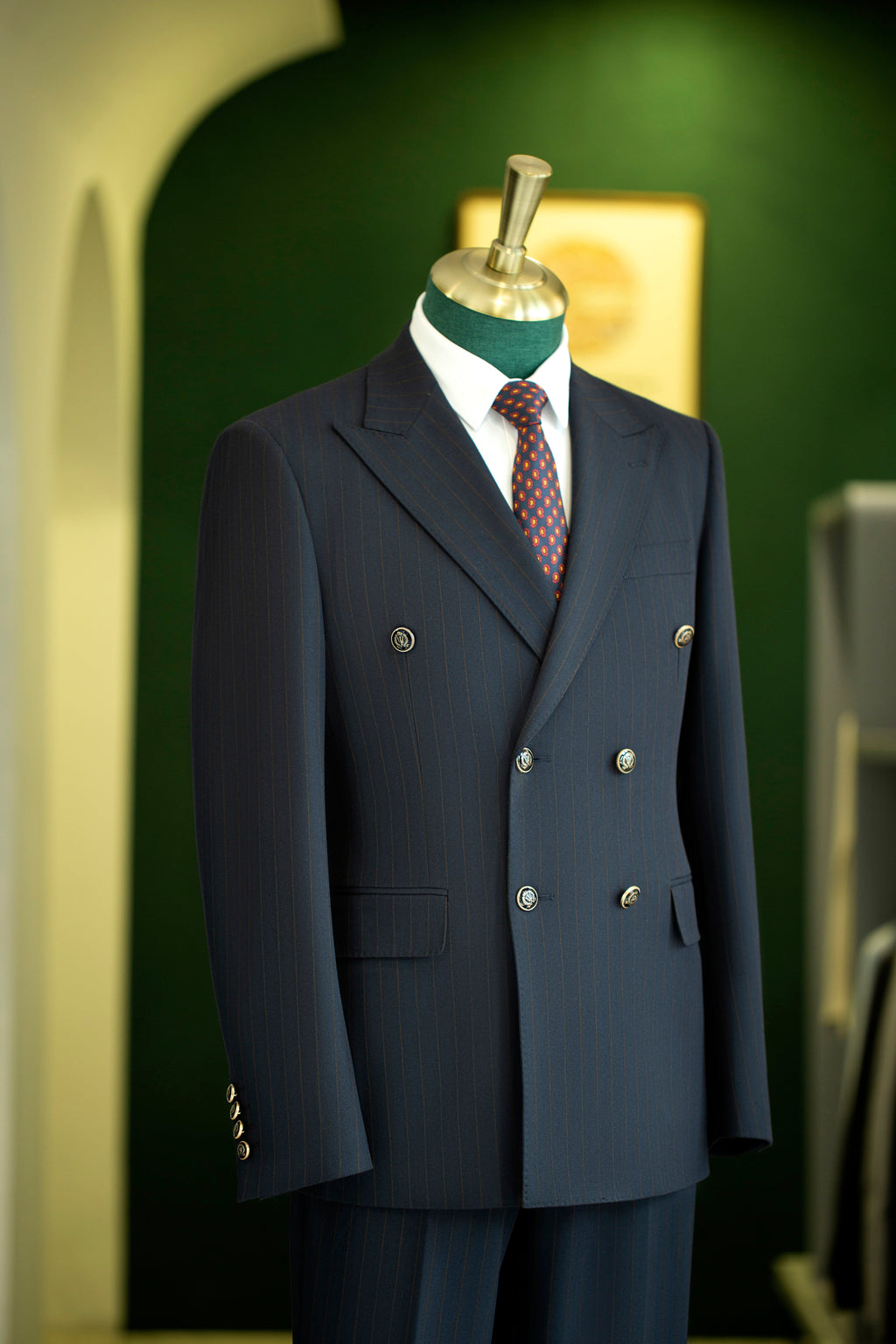 Traje de lana con raya diplomática azul marino de doble botonadura, confeccionado para novios formales y negocios