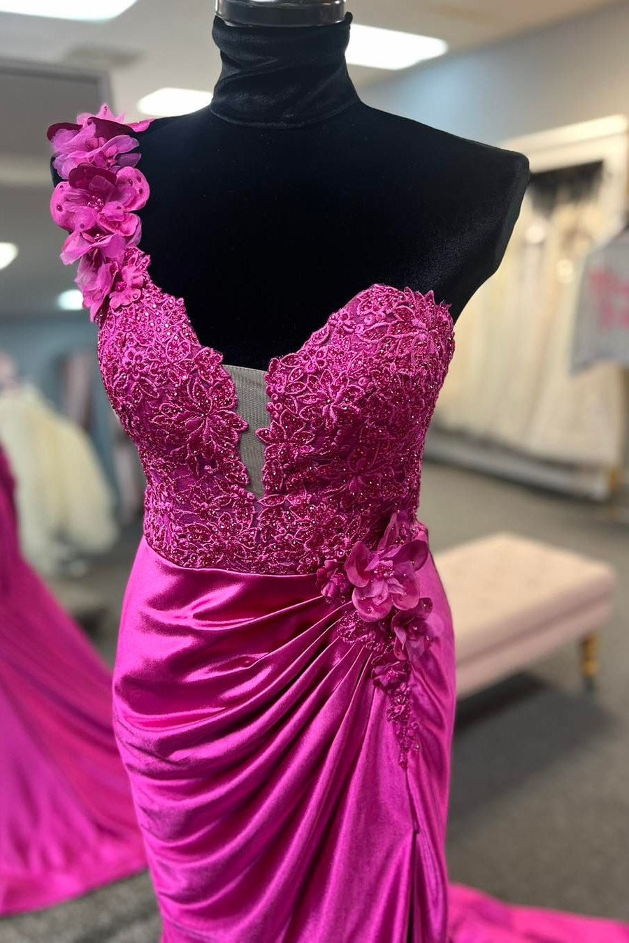Vestido largo plisado de encaje floral 3D con un solo hombro y abertura