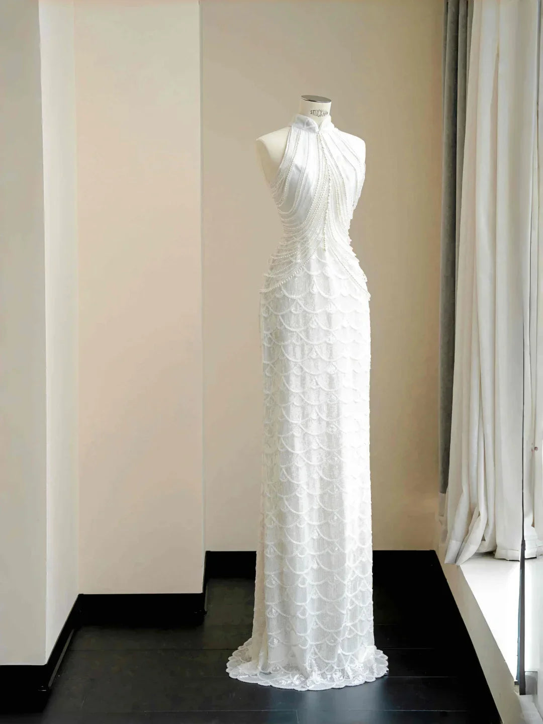 Abito lungo da sera elegante bianco con catena di perle e paillettes Y8670