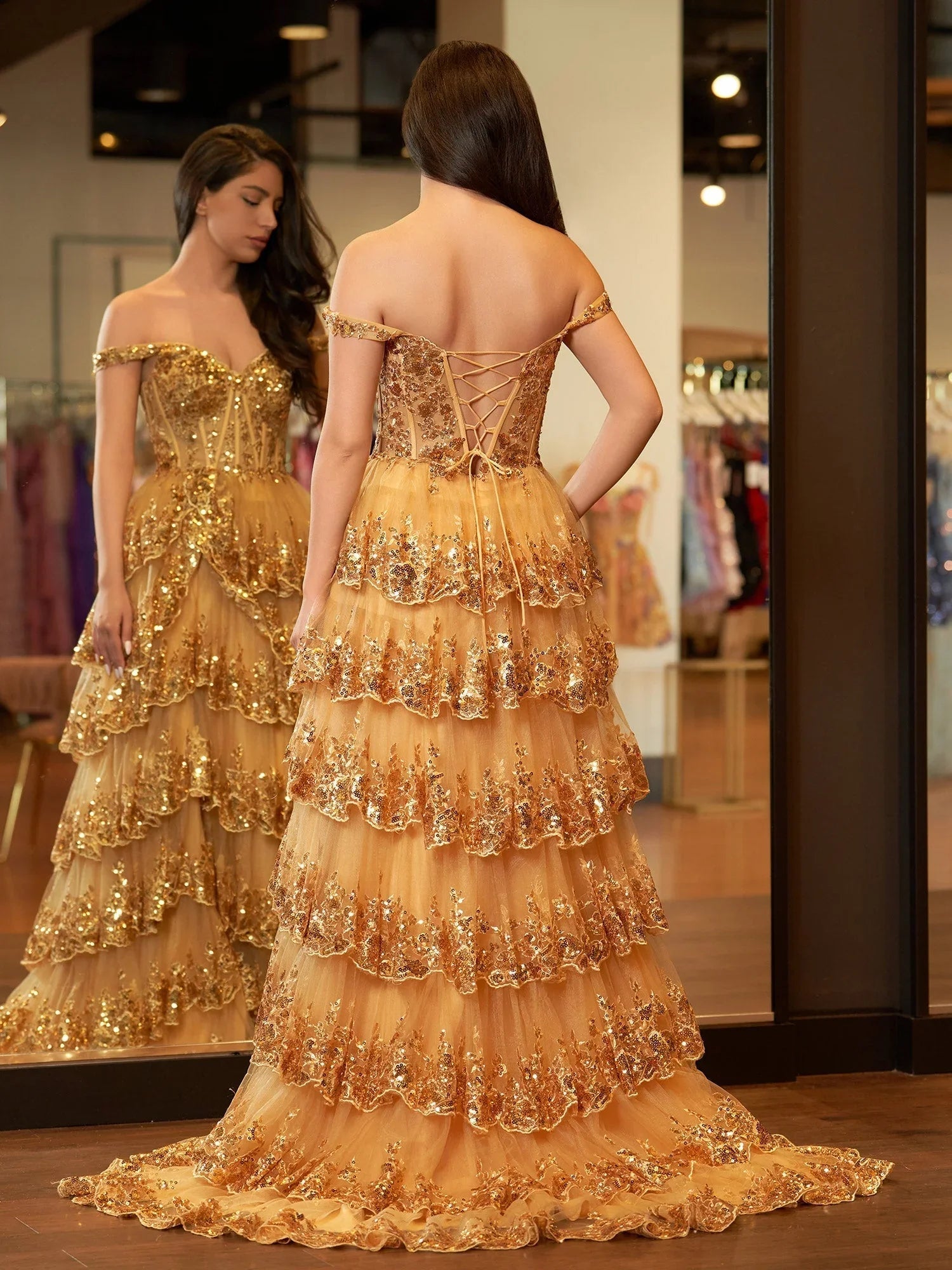 Abito da sera Gold Princess a linea A con corpetto scollato e balze di pizzo