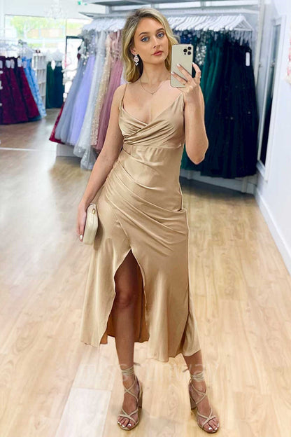 Vestido de fiesta sencillo midi color champán con escote en V