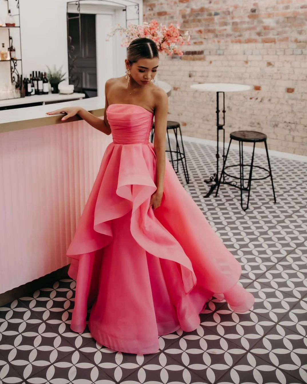 Vestido de fiesta de organza rosa claro con corte en A y sin tirantes