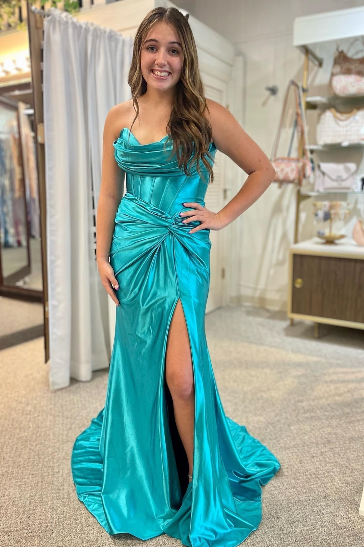 Vestido largo de sirena con abertura y escote torcido sin tirantes