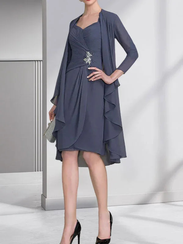 Robe de mère de la mariée en mousseline, longueur genou, coupe fourreau/colonne, ornée de perles, appliques en dentelle, paillettes et plis