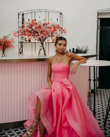 Vestido de fiesta de organza rosa claro con corte en A y sin tirantes