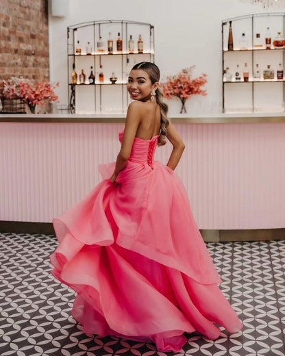Vestido de fiesta de organza rosa claro con corte en A y sin tirantes