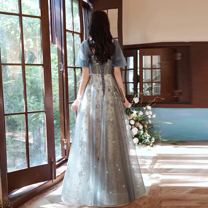 Elegante abito lungo da festa grigio con maniche corte e gonna a trapezio in tulle, abito da sera grigio Y1507