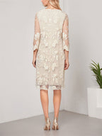 Robe de mère de la mariée en mousseline et dentelle, longueur genou, coupe en A, décolleté arrondi, avec veste