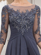 Robe de mère de la mariée en dentelle et mousseline, longueur au sol, ligne en A, décolleté en U avec volants en cascade