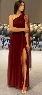 Elegante abito da sera bordeaux con una spalla, tulle e paillettes, spacco, vestito da ballo Y7826