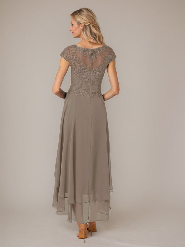 Abito da madre della sposa in chiffon e pizzo con scollo a barca a linea a trapezio, effetto illusione, asimmetrico, con applicazioni e pieghe
