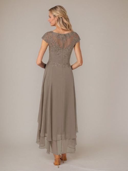 Abito da madre della sposa in chiffon e pizzo con scollo a barca a linea a trapezio, effetto illusione, asimmetrico, con applicazioni e pieghe