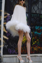 Vestido de Festa Mini com Bainha de Penas e Ombro a Descoberto Vegas Living