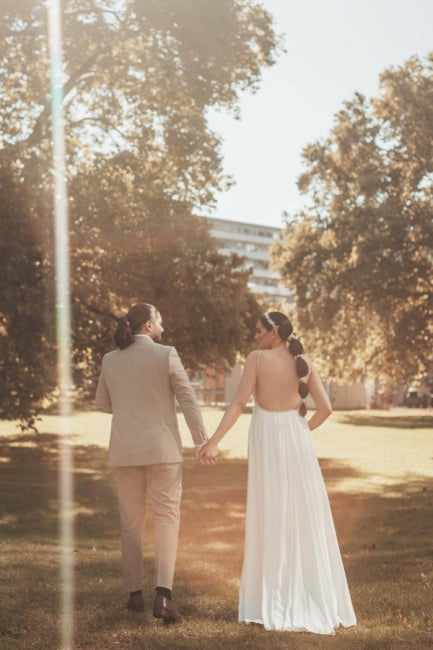 Obsessing – Langes, weißes Brautkleid mit One-Shoulder-Träger und ärmellosem Schlitz