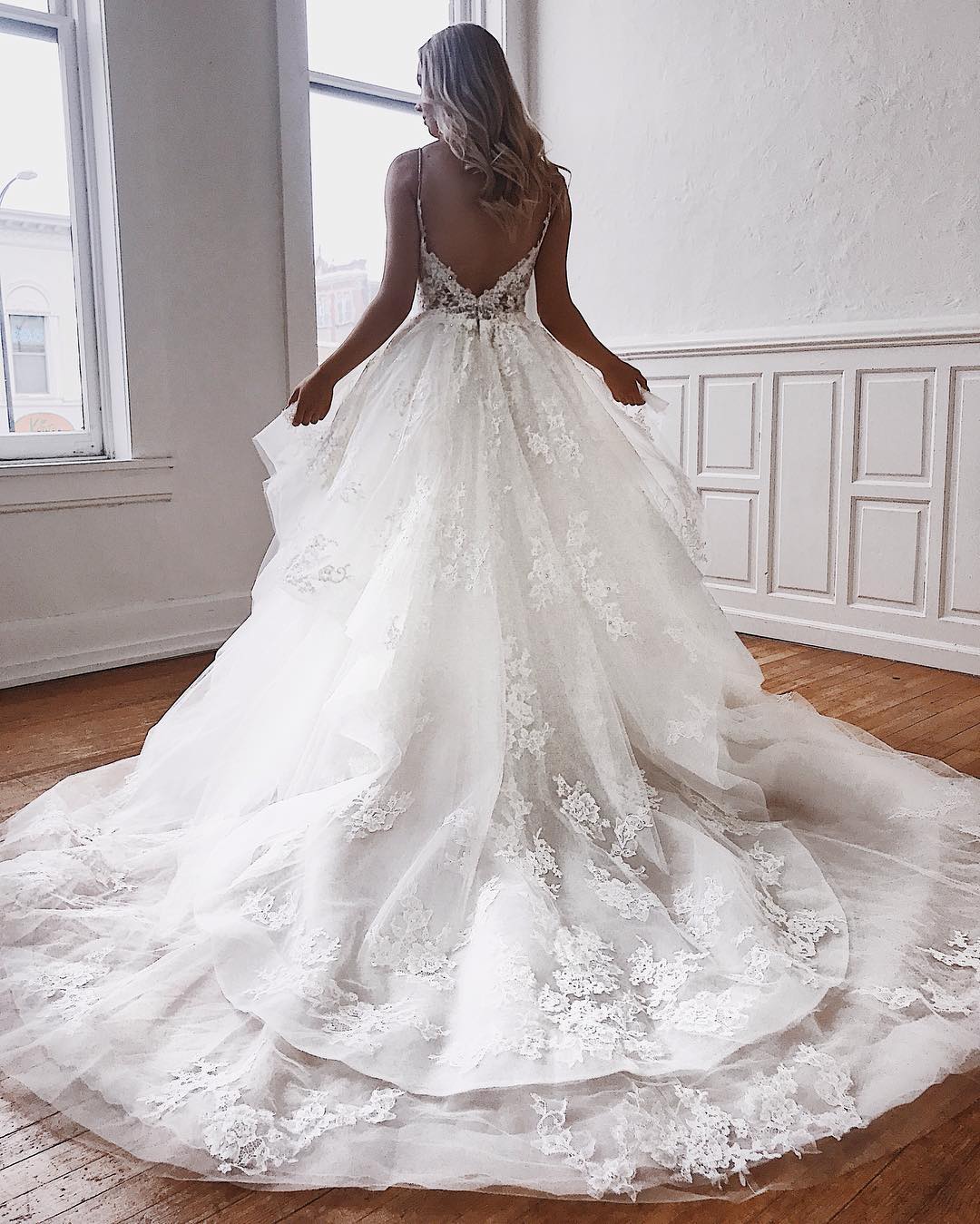 Modern Lace Appliques A Line Wedding Dress With Spaghetti Straps