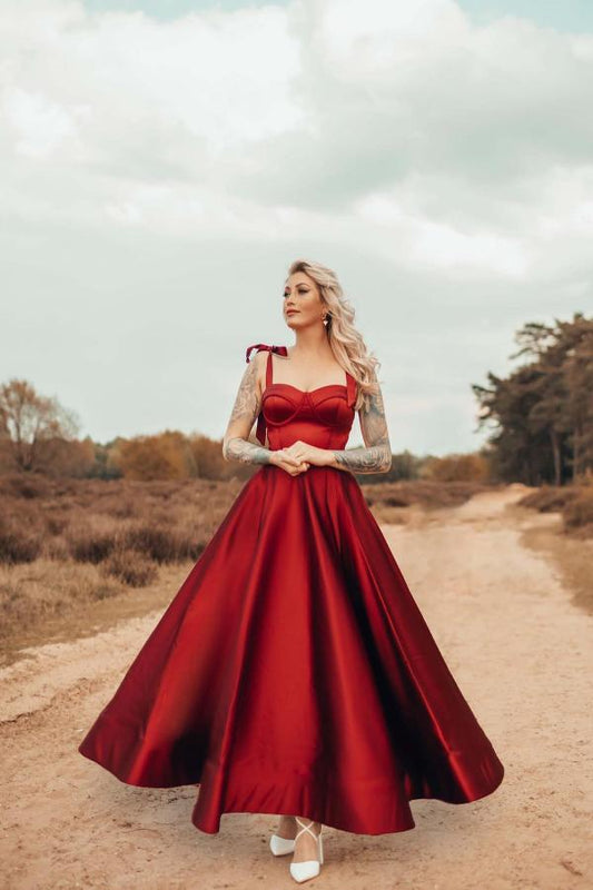 Vestido de fiesta burdeos con tirantes y escote corazón en línea