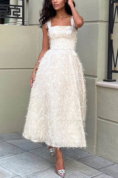 Feenhafter und attraktiver Look, flauschiges Midikleid aus Quastenstoff mit quadratischem Ausschnitt 