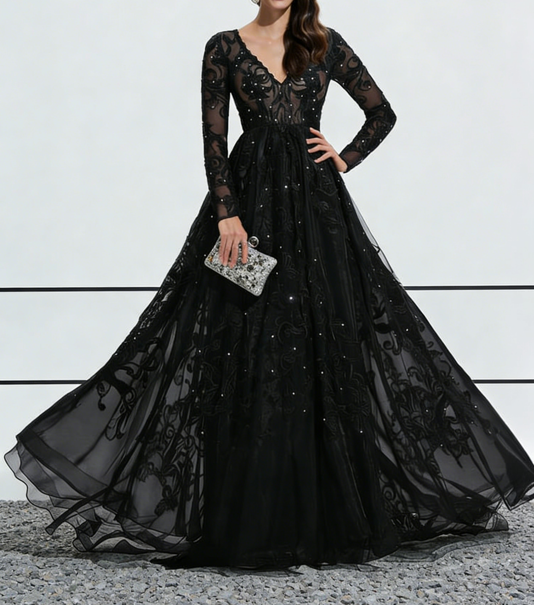 Robe longue de bal en dentelle noire et tulle à manches longues avec décolleté en V et traîne