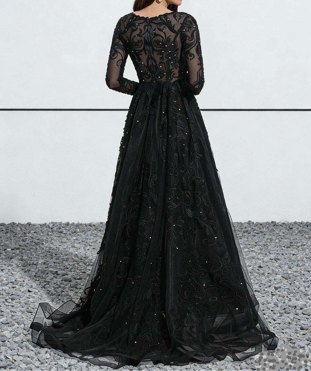 Robe longue de bal en dentelle noire et tulle à manches longues avec décolleté en V et traîne