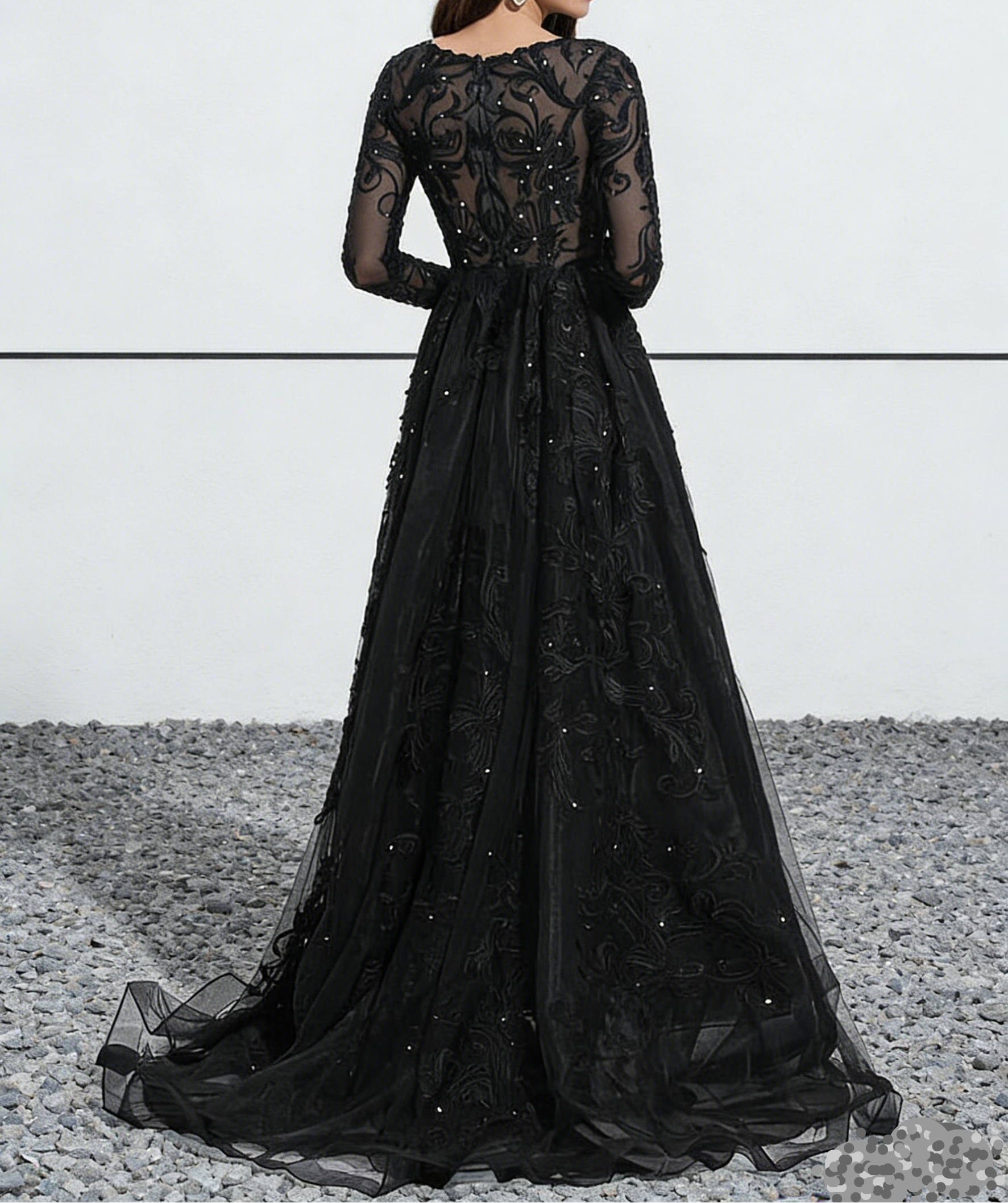 Robe longue de bal en dentelle noire et tulle à manches longues avec décolleté en V et traîne