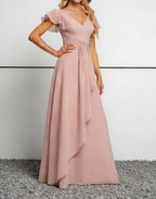 Robe longue en mousseline rose poussiéreux à col en V avec manches volantées et corsage froncé