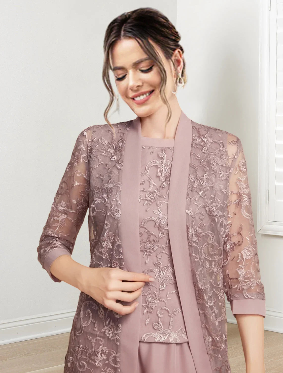 بدلات بنطلون للأم العروس برقبة جواهر من الشيفون مع سترة