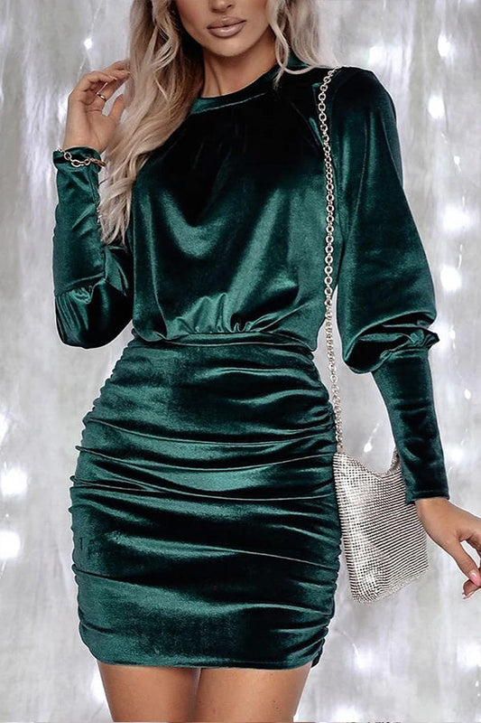 Grünes, figurbetontes Samtkleid mit Puffärmeln und Rüschen 