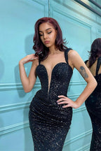 Abito da sera sirena con scollo a cuore e spalle scoperte, decorato con paillettes nere