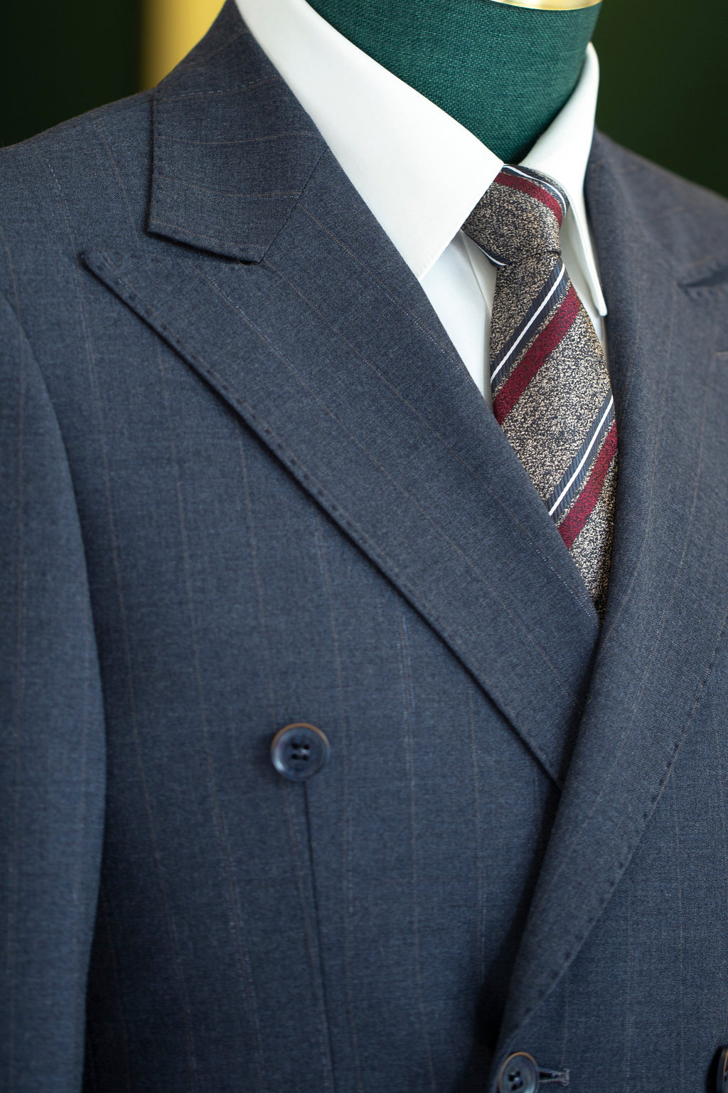 Traje de Boda de Tres Piezas en Lana con Rayas Doradas sobre Carbón, Cruzado, para el Novio