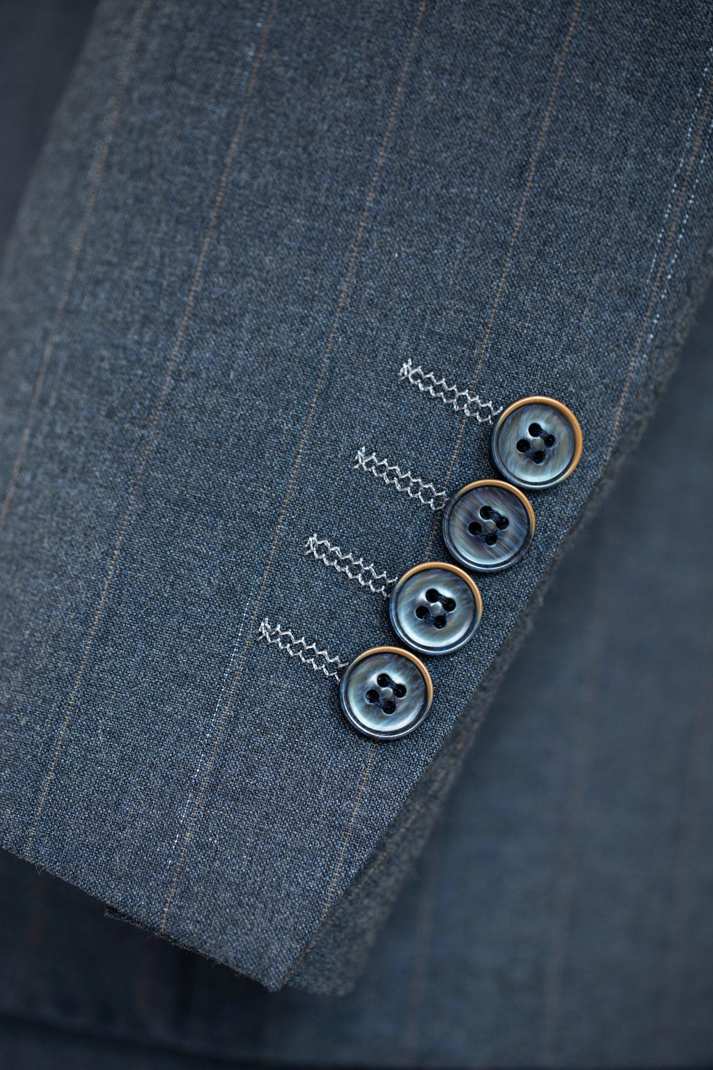 Traje de Boda de Tres Piezas en Lana con Rayas Doradas sobre Carbón, Cruzado, para el Novio