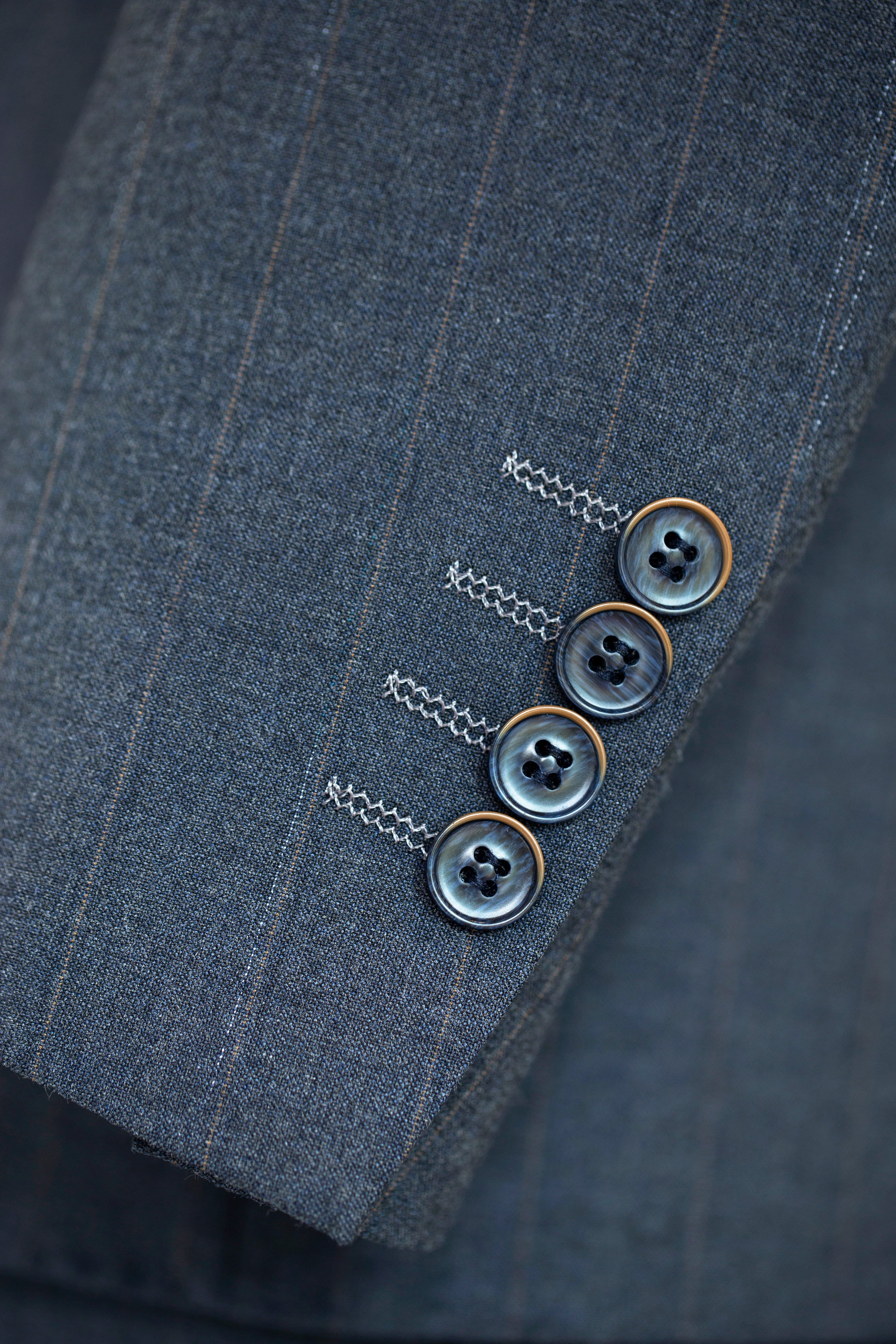 Costume de mariage trois pièces en laine à rayures dorées sur fond charbon, double boutonnage, pour le marié