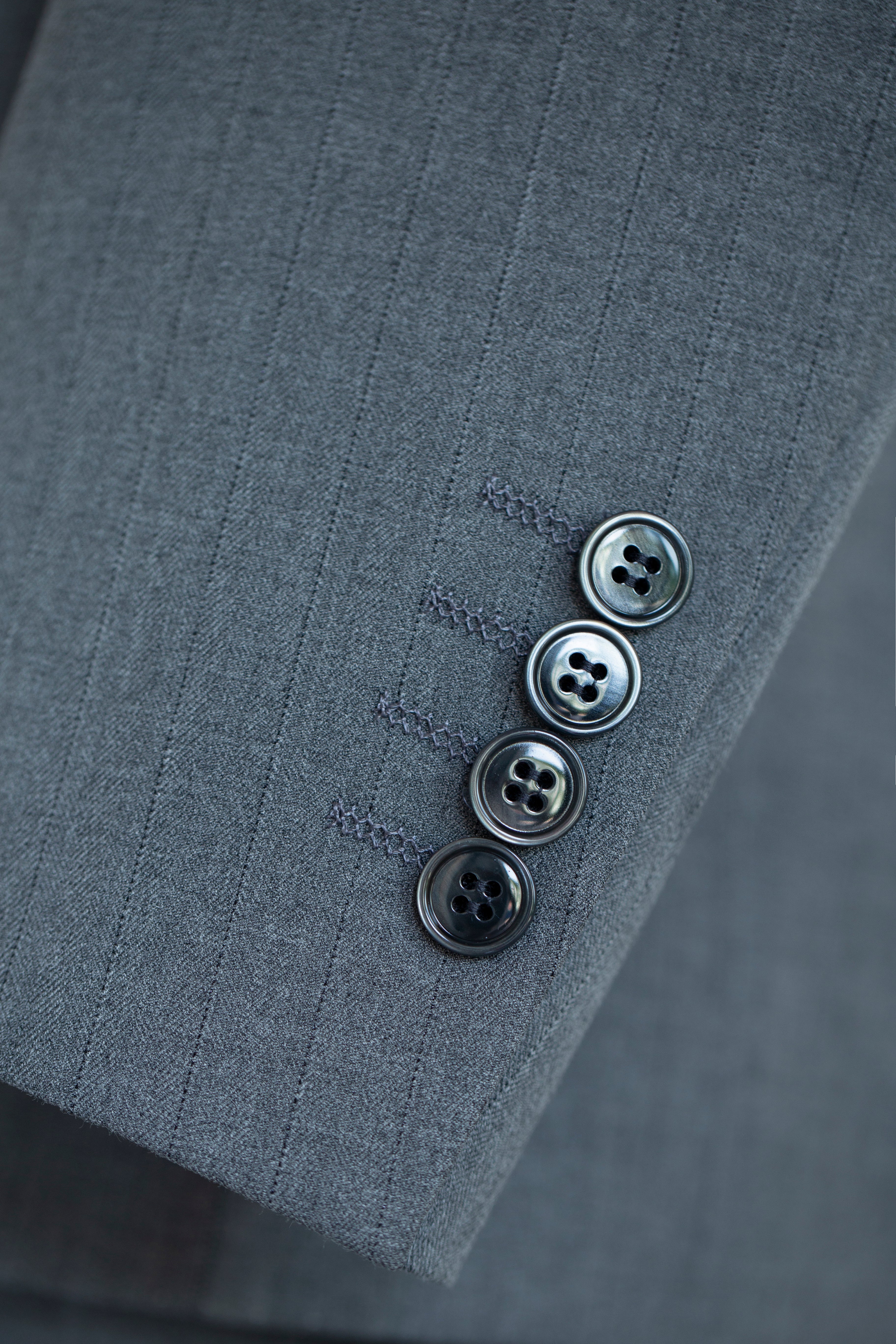 Costume de mariage trois pièces en laine à rayures bleu poussière sur mesure pour le marié et ses garçons d'honneur