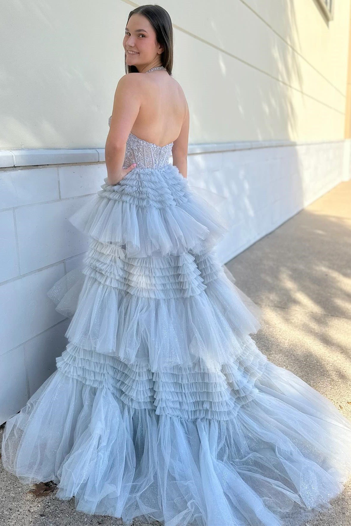 Vestido de fiesta escalonado con volantes y cuello halter con apliques de tul