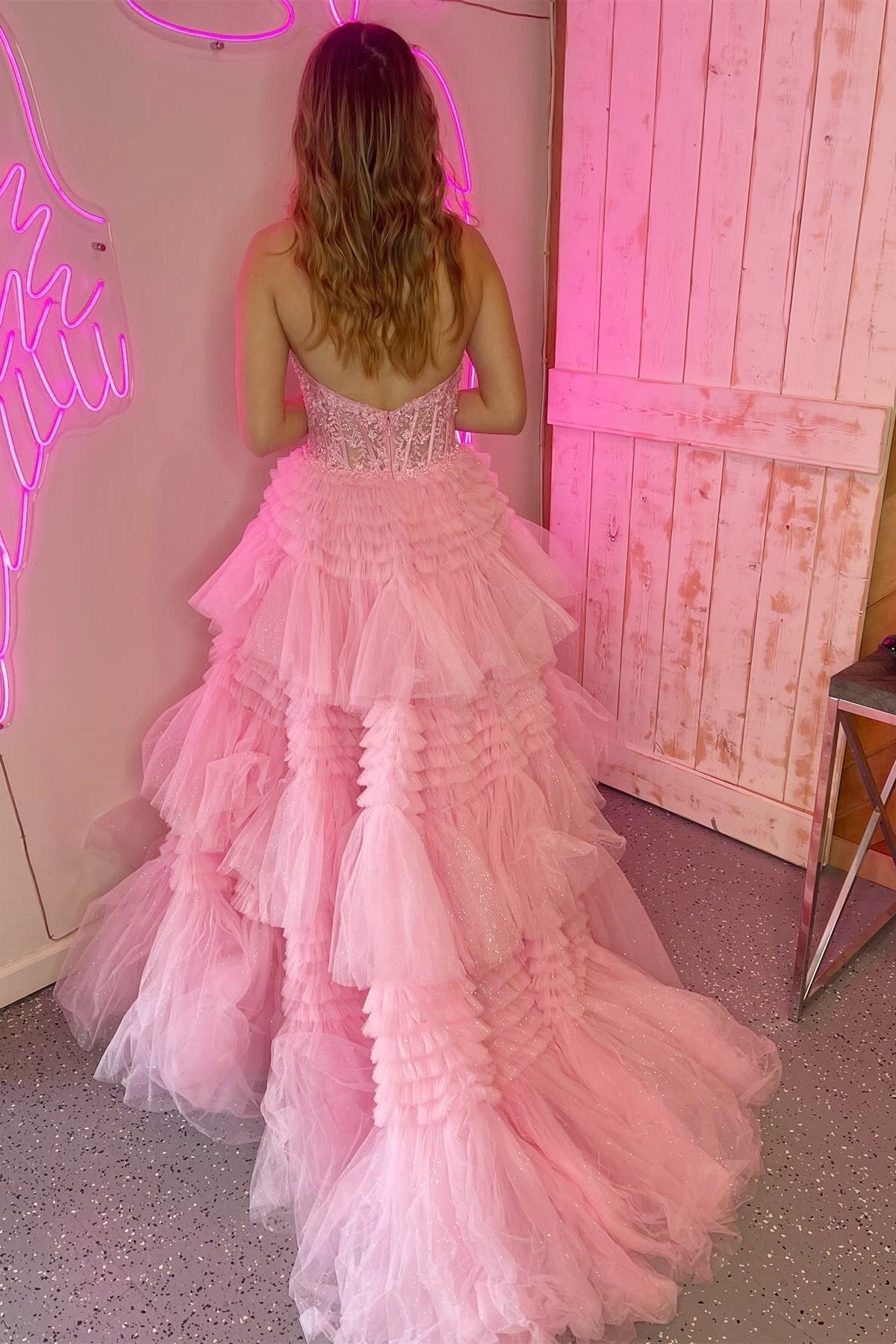 Vestido de fiesta escalonado con volantes y cuello halter con apliques de tul