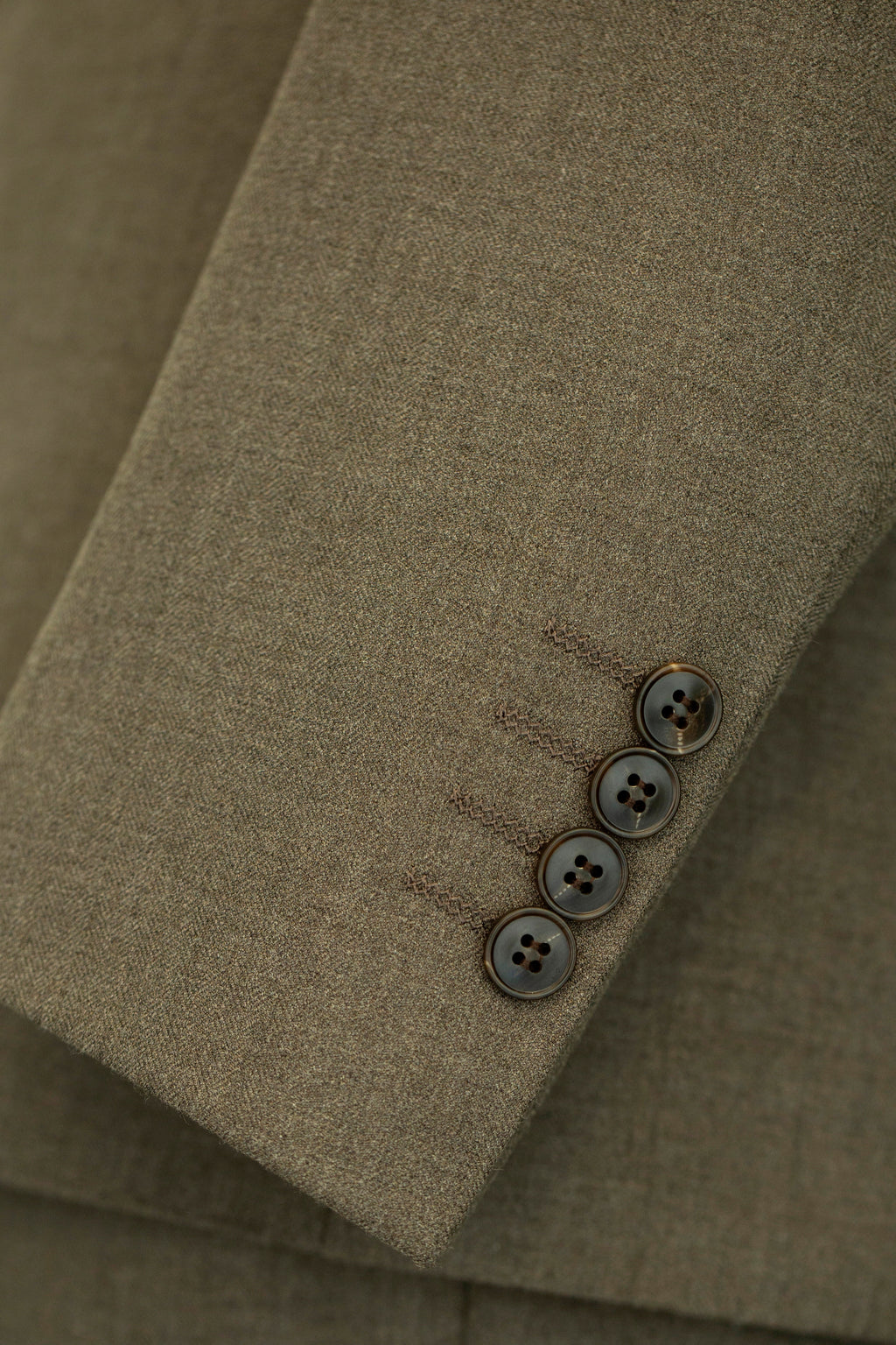 Fato de Casamento de Lã Cor Taupe com Gola Cruzada, 3 Peças, Ajustado, Para Noivo e Padrinhos