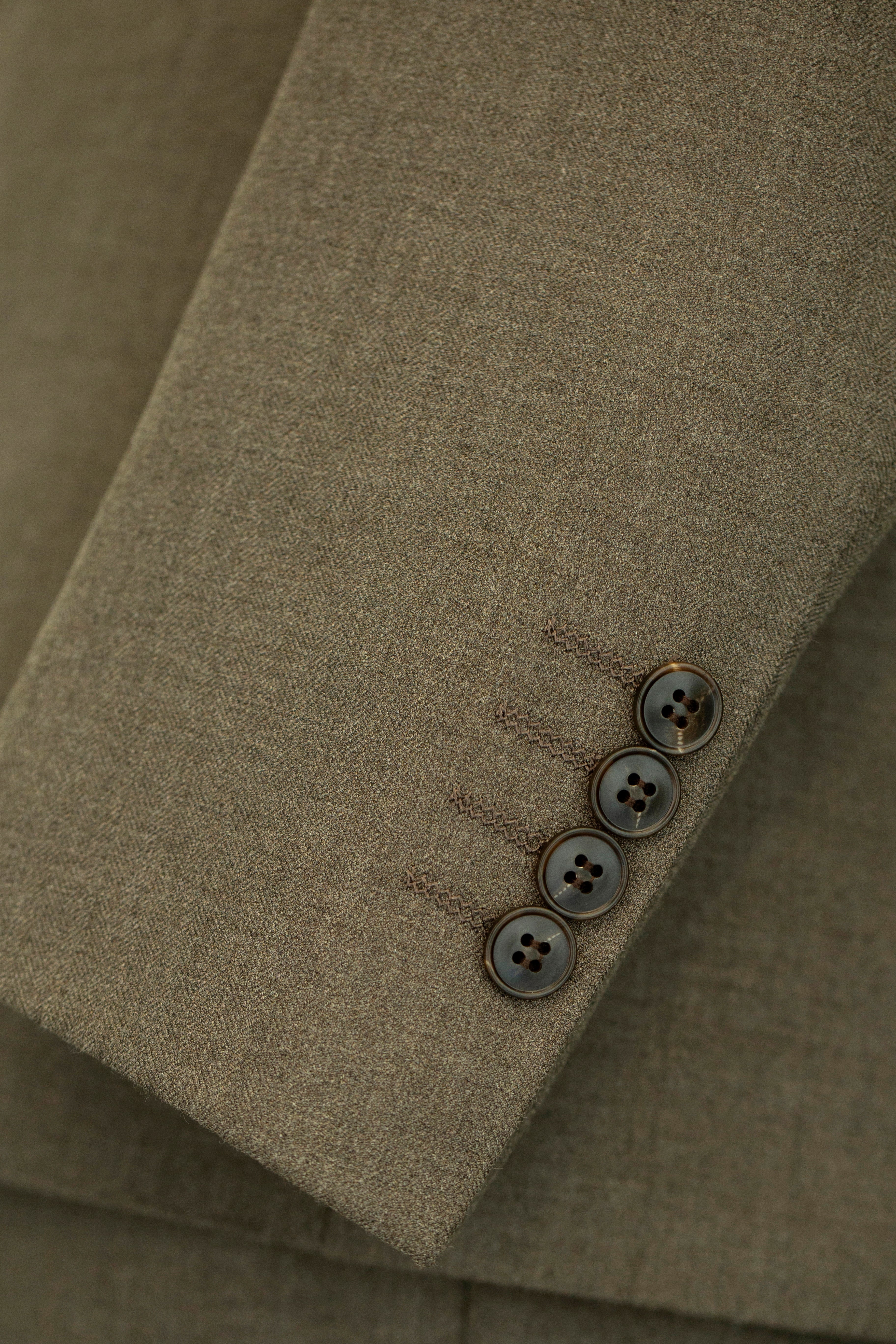 Costume de mariage sur mesure en laine taupe à double boutonnage, trois pièces, pour le marié et ses garçons d'honneur