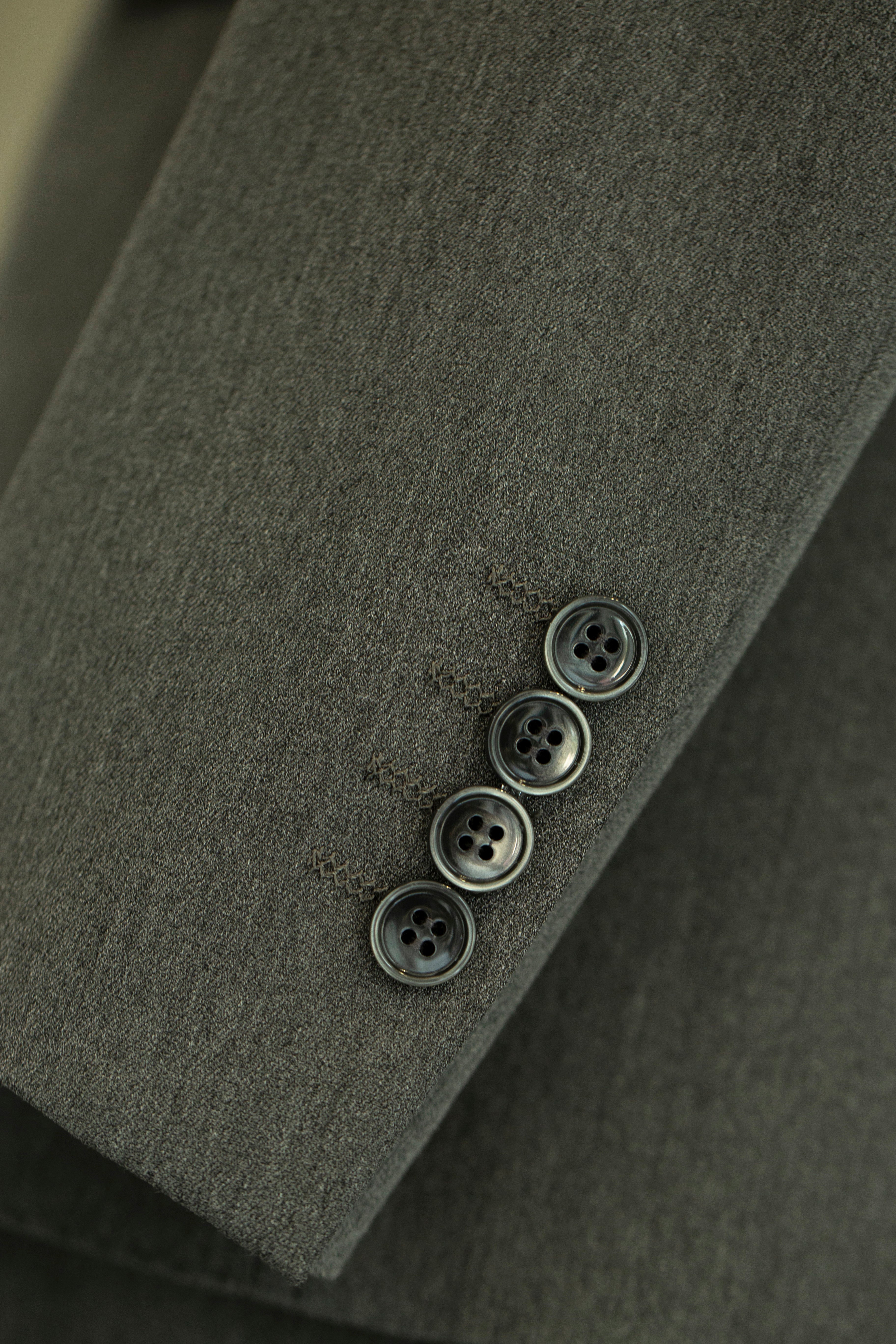 Costume de mariage trois pièces en laine gris anthracite à double boutonnage pour le marié et ses garçons d'honneur