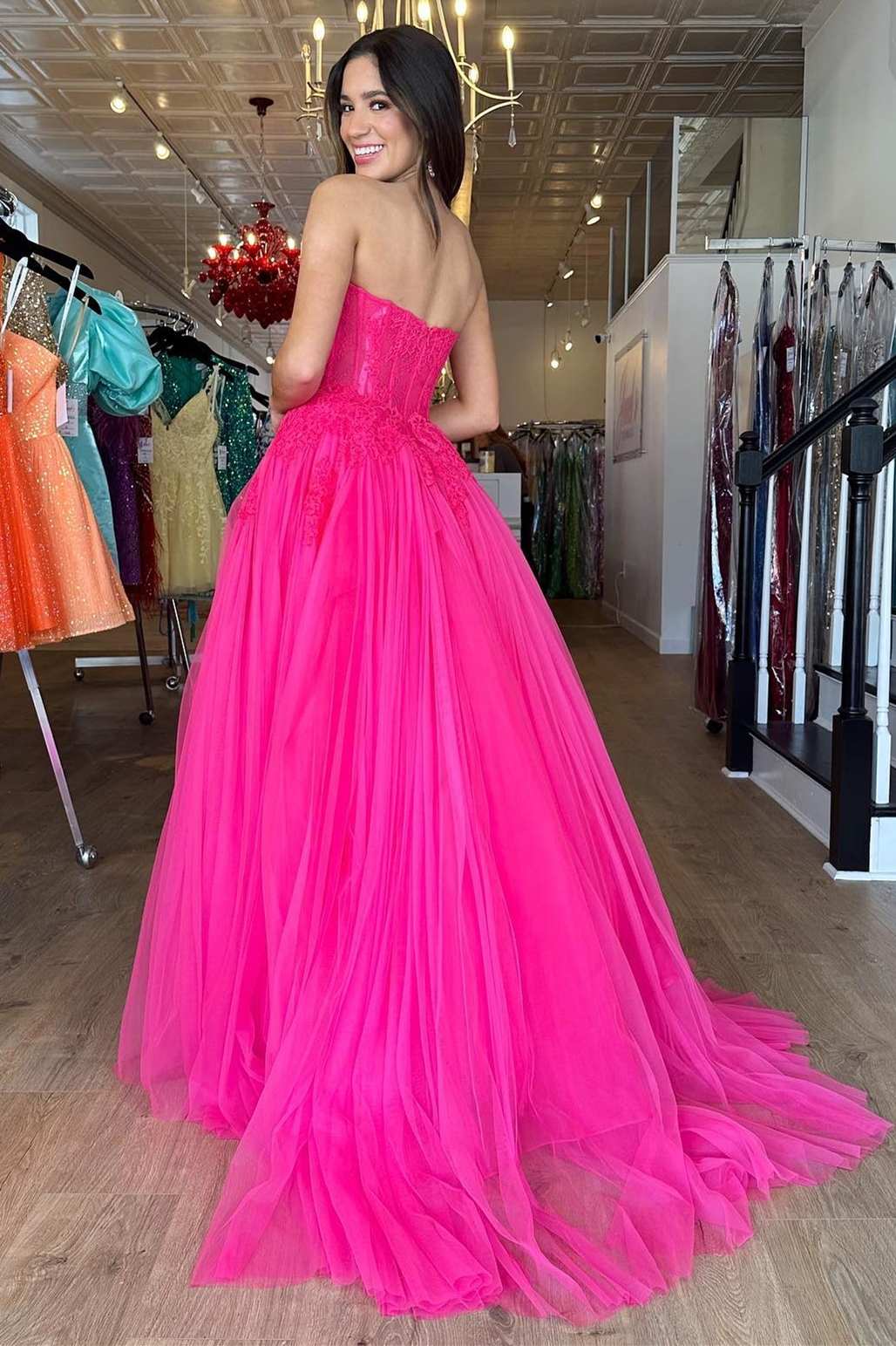 Abito lungo da sera senza spalline in pizzo e tulle rosa acceso a linea ad A
