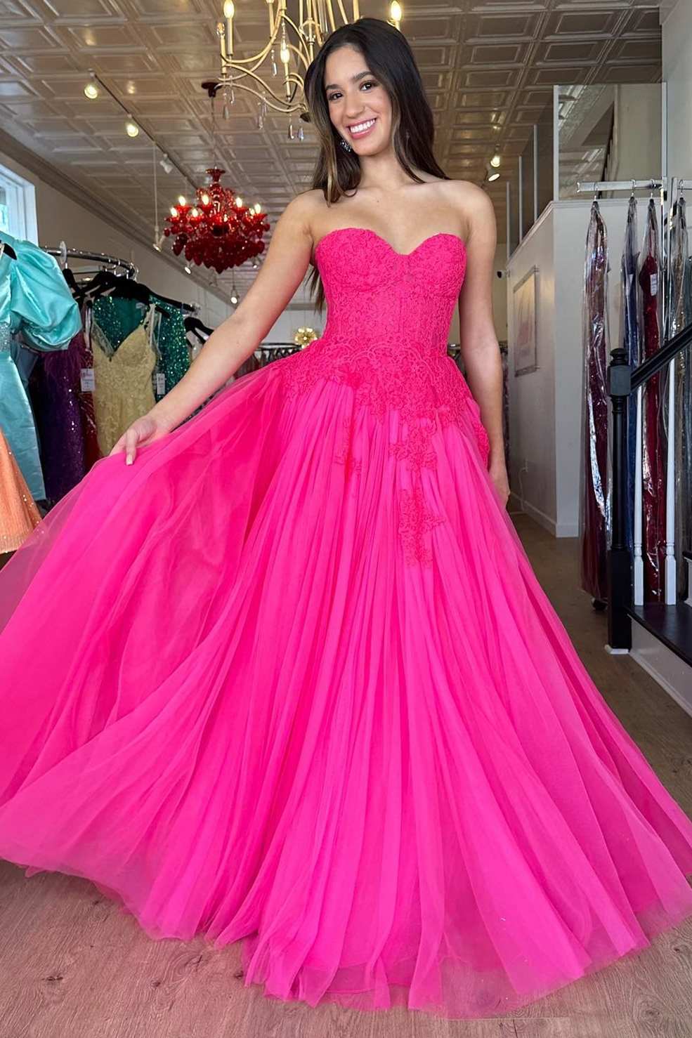 Abito lungo da sera senza spalline in pizzo e tulle rosa acceso a linea ad A