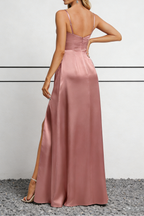 Robe longue en satin rose poussiéreux à col bénitier avec fines bretelles et fente haute
