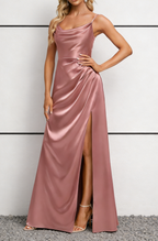 Robe longue en satin rose poussiéreux à col bénitier avec fines bretelles et fente haute