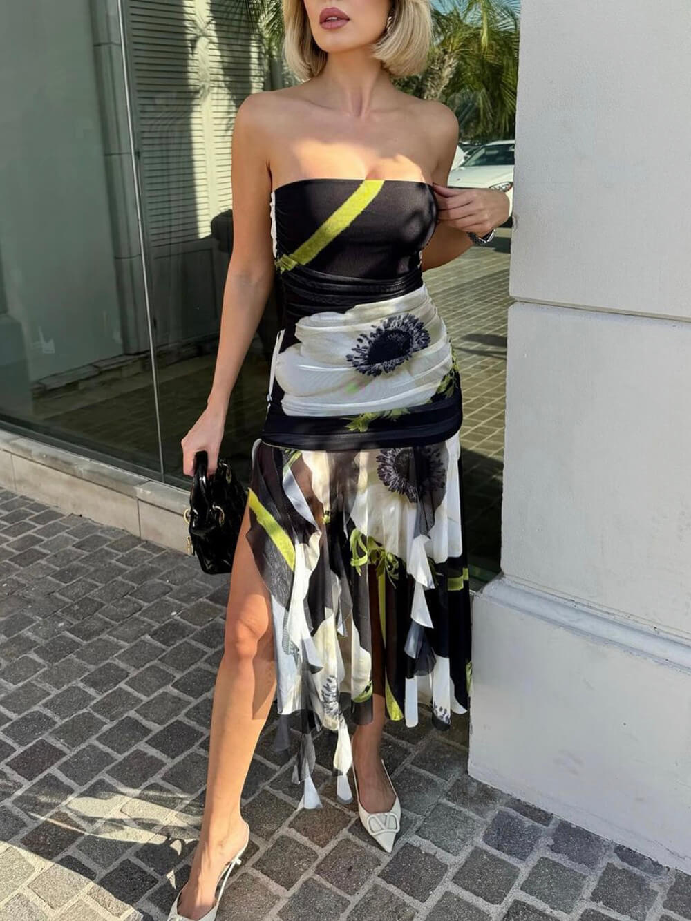 Vestido midi elástico con volantes fruncidos, hombros descubiertos y estampado floral con superposición de malla 