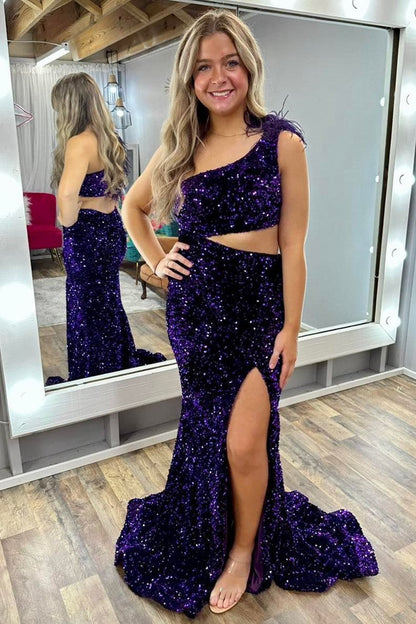 Vestido largo de sirena con un solo hombro, plumas y lentejuelas, con abertura